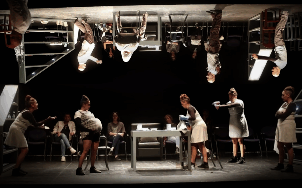 Personas haciendo cosas: el sinsentido y el cansancio de seguir intentando